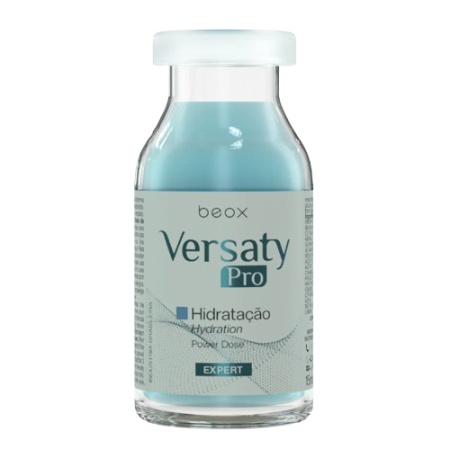  kit trattamento capelli danneggiati - Beox Versaty Pro Hair, fiala in mano, mentre posa con capelli lunghi e ondulati.