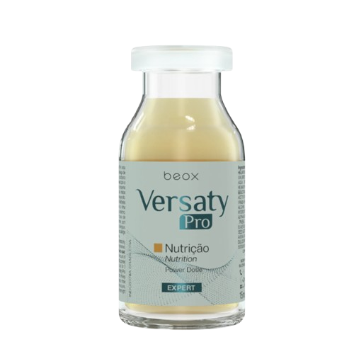  kit trattamento capelli danneggiati - Beox Versaty Pro Hair, fiala in mano, mentre posa con capelli lunghi e ondulati.