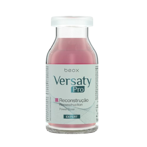  kit trattamento capelli danneggiati - Beox Versaty Pro Hair, fiala in mano, mentre posa con capelli lunghi e ondulati.